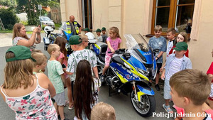 Policjanci jeleniogórskiej drogówki spotkali się z dziećmi na półkolonii
