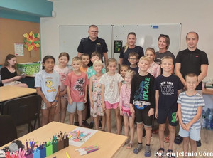 Mundurowi rozmawiają z dziećmi na temat bezpieczeństwa podczas wakacji