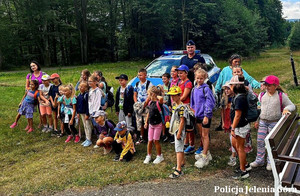 Dzielnicowy ze Szklarskiej Poręby edukował dzieci na temat bezpieczeństwa podczas wakacji