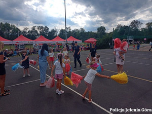 Policjanci na fetynnie