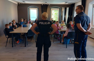 Policjantka i strażnik miejski na półkolonii