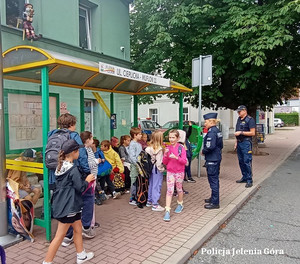 Mundurowi spotkali się z dziećmi na półkoloniach