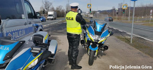 policjanci na drodze z miernikiem