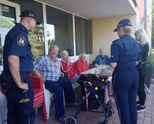 policjantka z seniorami