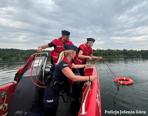 policjanci na wodzie