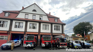 Policjanci i strażacy oddają hołd