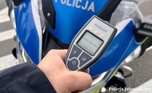 Jeleniogórscy policjanci eliminują nietrzeźwych kierowców z ruchu drogowego – apel do społeczeństwa o odpowiedzialność