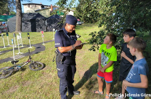 Policjantka na festynie