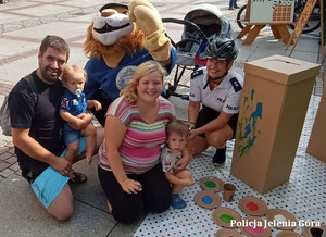 policjanci na festynie znakują rowery