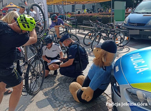 policjanci na festynie znakują rowery