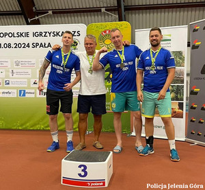 Policjanci z Jeleniej Góry zdobyli Brązowy Medal w Mistrzostwach Polski Amatorów w Piłce Siatkowej na Trawie