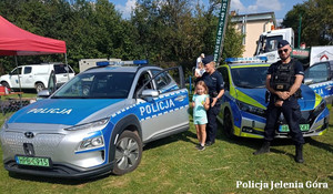 Policjanci z Jeleniej Góry na Dożynkach w Jeżowie Sudeckim. Edukacja i bezpieczeństwo