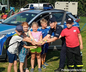 Policjanci z uczestnikami imprezy