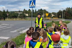 Policjantka z uczniami