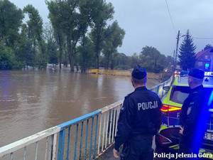 Policjanci monitorują stan wody