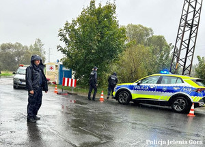 Policjanci zabezpieczają drogę