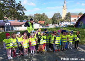 Jeleniogórscy policjanci uczą najmłodszych bezpieczeństwa w ramach akcji "Bezpieczna droga do szkoły"