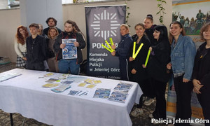 Policjantka z młodymi ludźmi