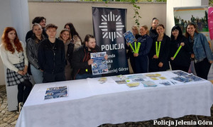 Policjantka ze studentami