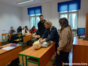 Jeleniogórscy policjanci włączyli się w kampanię „Porusz Serce” – szkolenia z pierwszej pomocy dla dzieci i studentów