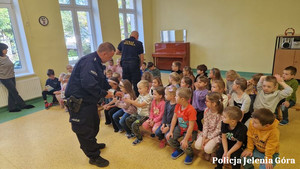 Dzielnicowy i strażnicy na potkaniu z dziećmi