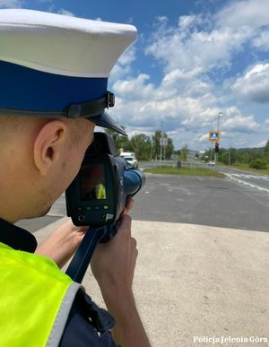 Policjant z radarowym miernikiem prędkości