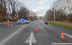 Policjanci zabezpieczają miejsce wypadku