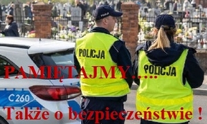 Policjanci w okolicach cmenatrza