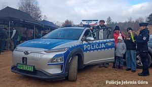 Jeleniogórscy policjanci na pikniku charytatywnym z okazji Święta Niepodległości