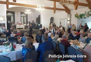 Mundurowi z okazji Dnia Seniora w Siedlęcinie