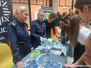 Policjantki podczas targów pracy