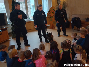 Jeleniogórscy policjanci z wizytą w przedszkolu– edukacja o bezpieczeństwie od najmłodszych lat