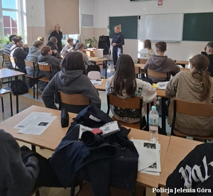 Policjantka na spotkaniu zz uczniami