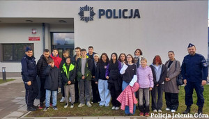 W ramach doradztwa zawodowego uczniowie odwiedzili Komisariat Policji w Kowarach