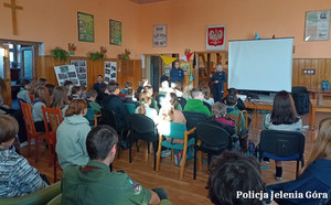Policjantki edukują harcerzy. Bezpieczeństwo w sieci i na drodze
