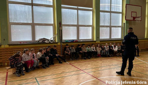 Dzielnicowy rozmawia z uczniami