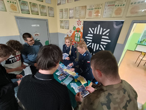 policjanci promują zawód policjanta w szkole
