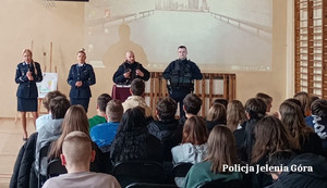 policjanci promują zawód policjanta w szkole