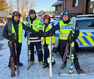 policjanci na nartach