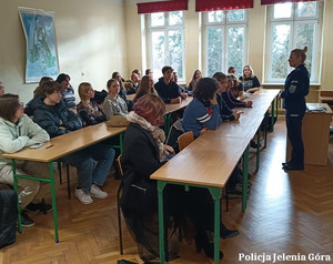 Policjantka w sali na spotkaniu ze studentami