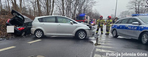 Miejsce zdarzenia, auta po zderzeniu, pracują policjanci i strażacy