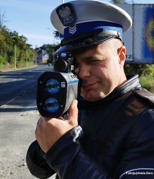 Policjant w trakcie pracy zz radarem