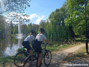 policjanci w patrolu rowerowym