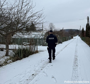 Policjant sprawdza miejsca, gdize mogą przebywać osoby w kryzysie bezdomności