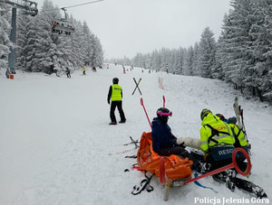 służba na stoku, pomoc poszkodowanej