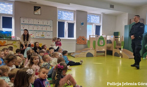 Dzielnicowy rozmawia z przedszkolakami