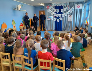 Jeleniogórscy policjanci uczyli przedszkolaków zasad bezpieczeństwa