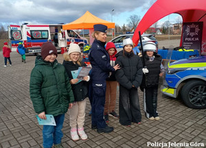 Policjanci podczas zabawy z przedszkolakami