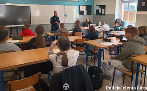 Policjantka na spotkaniu z uczniami