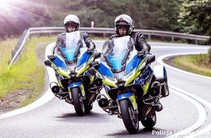 Policjanci na motocyklach i na rowerach